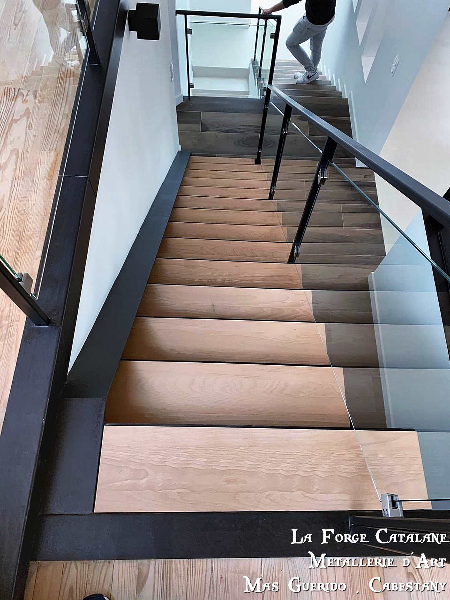 escalier fer marche bois rampant ossature tube carre remplissage verres forge catalane.jpg